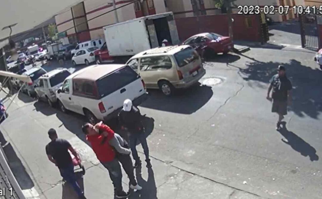 Foto: Especial/El Universal/ En la imagen, el de la sudadera roja somete con una llave china a un transeúnte, mientras que el de gorra blanca le quita sus pertenencias. Los testigos solo miraron 