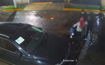 VIDEO. Mujer se aferra a su hija y evita el robo de su camioneta en Naucalpan