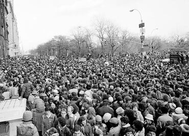 Dos cantantes, una multitud