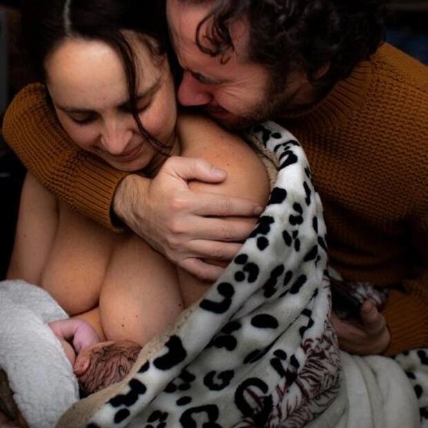 Irán Castillo comparte conmovedora foto del nacimiento de su hijo 