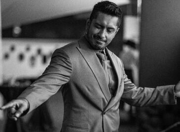 Mujer llama "prieto arrogante" a Tenoch Huerta; el actor se defiende