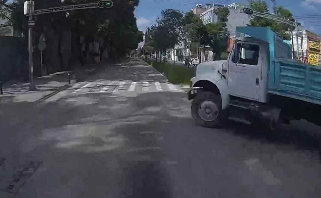 La unidad presentó daños menores al impactar uno de los bolardos que delimitan la banqueta. Foto: Captura de pantalla
