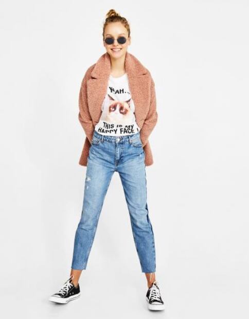 Si eres amante de la moda y los gatos, esta playera no puede faltar en tu armario