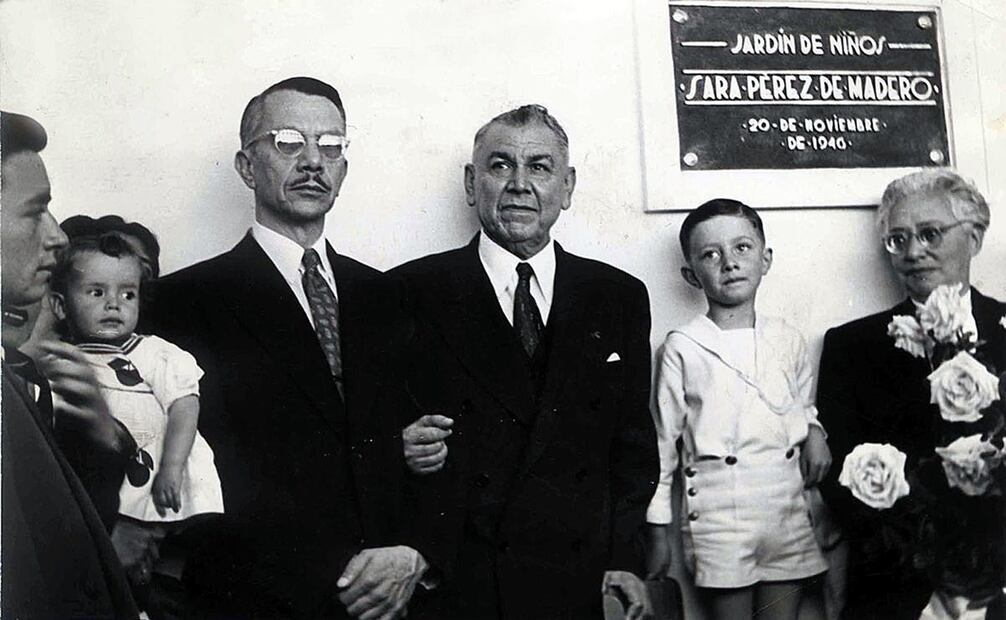 En 1935 Adolfo de la Huerta siguió con su carrera política tomando diferentes puestos de gobierno. En la foto se encuentra en la inauguración de un jardín de niños, noviembre de 1946. Foto: X, @INEHRM/ Especial.