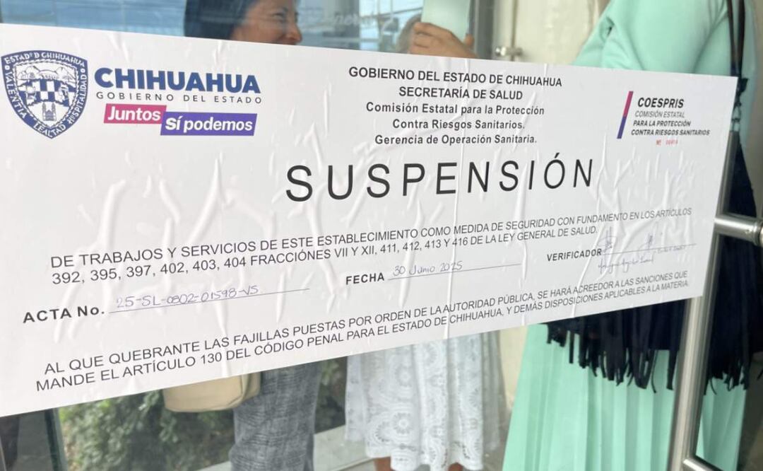 Coespris coloca sellos de suspensión a funeraria "Latinoamericana" en Ciudad Juárez, Chihuahua (02/07/2025). Foto: Paola Gamboa / EL UNIVERSAL