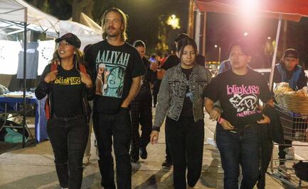 FOTOS: En contra de todo pronóstico; miles de fans de Blink-182 esperan el inicio de su concierto