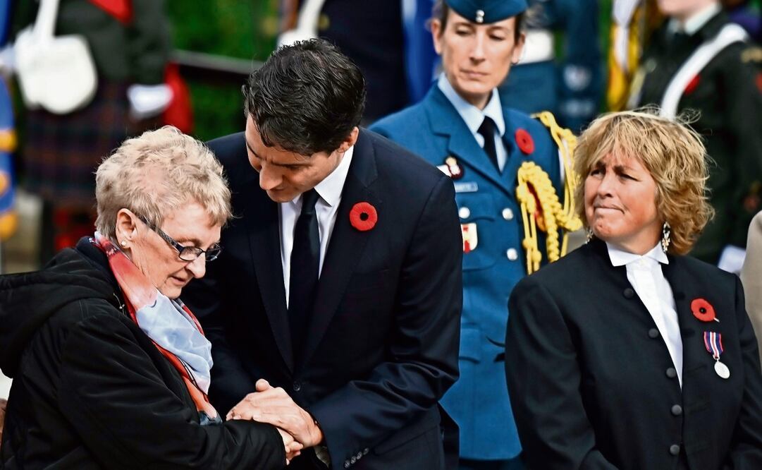 El primer ministro de Canadá, Justin Trudeau, y la parlamentaria Carol Hughes (der.), en una ceremonia del Día del Recuerdo en el Monumento Nacional a la Guerra en Ottawa, la capital, el 11 de noviembre pasado. Foto: Justin Tang / AP