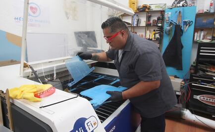 Hacen caretas de plástico para proteger contra el coronavirus