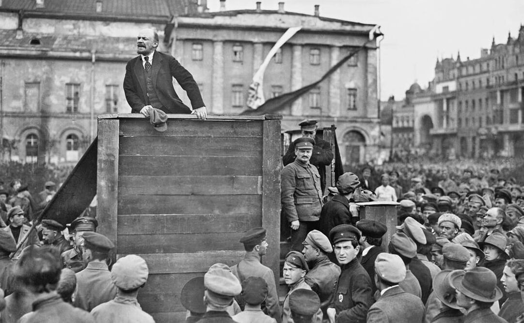 Lenin en un desfile de 1920, cuando su salud todavía le permitía formar parte del orden soviético. Después de su muerte en 1924, especialistas examinaron su cerebro basándose en argumentos de la frenología, disciplina que popularizó la revisión de “cerebros famosos” para identificar alguna característica diferente y ligarla a comportamientos específicos o nivel de inteligencia. Foto: Grigory Petrovich Goldstein/Wikimedia Commons.