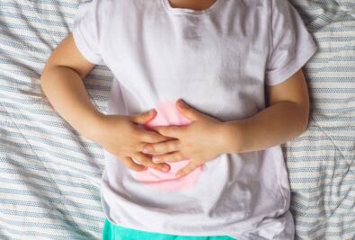 La relación entre estrés y gastritis infantil; ¿cómo influye el bienestar emocional en su salud digestiva?