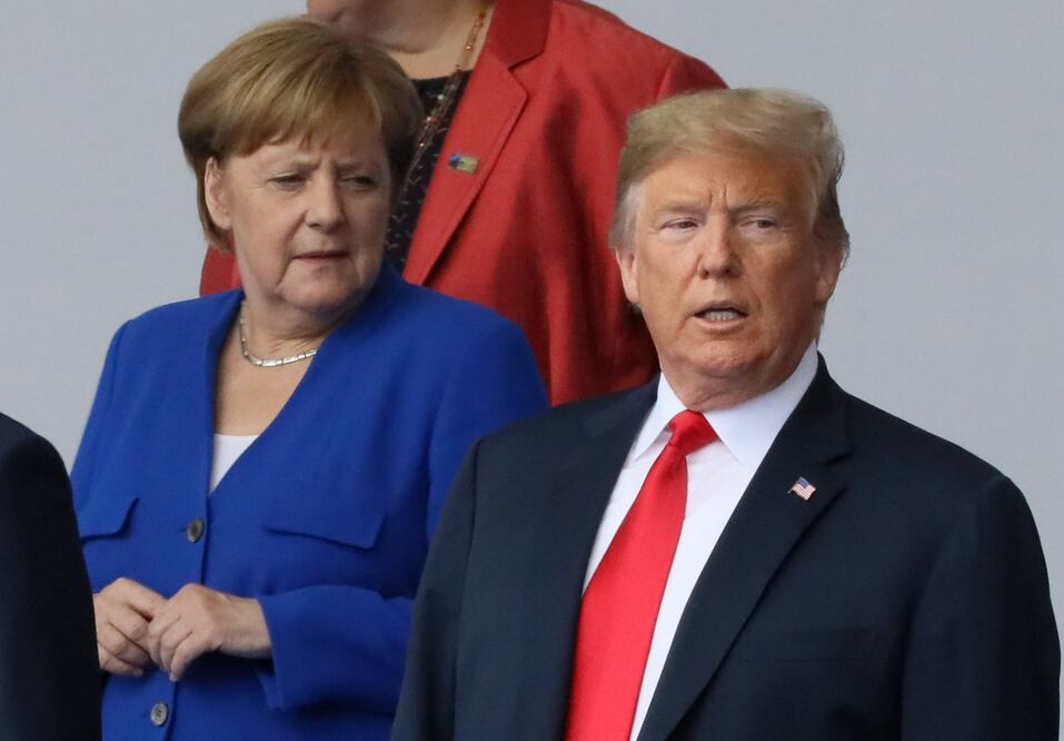 La canciller alemana, Angela Merkel, junto al presidente de EU, Donald Trump, al iniciar la cumbre de la OTAN en Bruselas (Foto: Reuters)