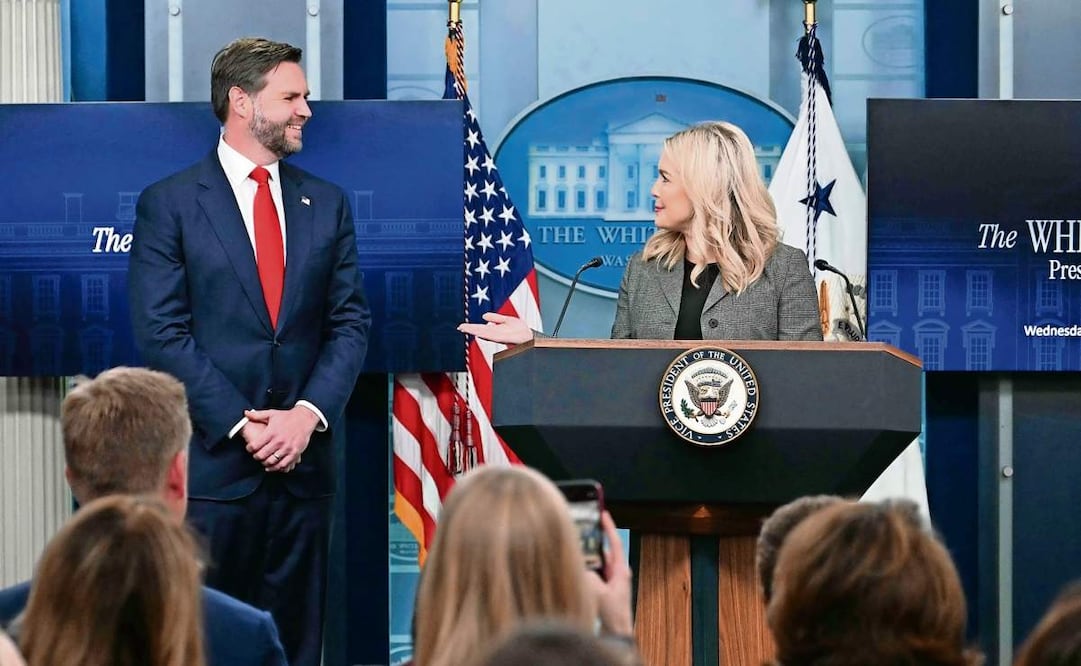El vicepresidente de EU, JD Vance, se reunió ayer con la secretaria de prensa de la Casa Blanca, Karoline Leavitt, en Washington. Foto: Jim Watson / AFP