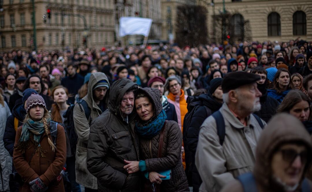 Frente a la sede de la Universidad Carolina de Praga, miles de personas acudieron a encender velas después del tiroteo del 21 de diciembre. Foto: EFE
