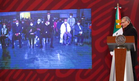 Inicia vacunación de refuerzo contra Covid para 2.6 millones de maestros en el país