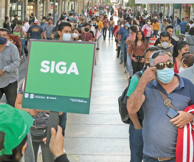En los filtros sanitarios participan 108 servidores públicos, quienes promueven la sana distancia, el uso correcto de cubrebocas en calles como Madero donde se concentra un gran número de personas que asisten a realizar compras. Foto: CARLOS MEJÍA