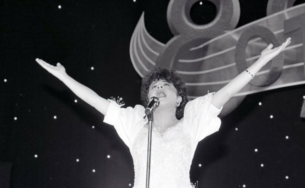 Analí interpretando “Una canción no es suficiente”, tema con el que ella y Jesús Monárrez ganaron el OTI nacional en 1989. Foto: Archivo EL UNIVERSAL.