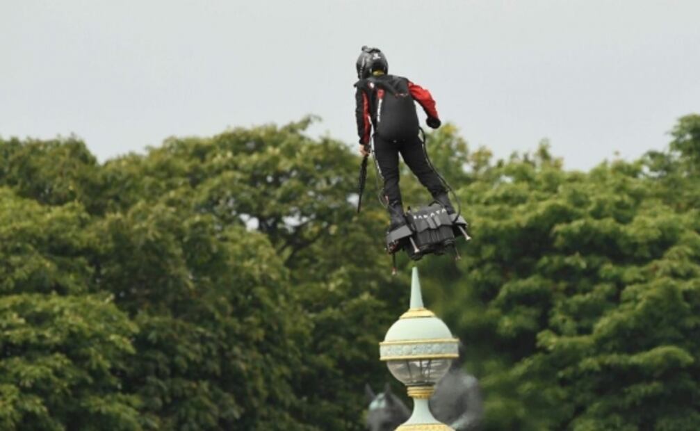 Así es el "Flyboard", la plataforma que utilizó el “soldado volador” de Francia