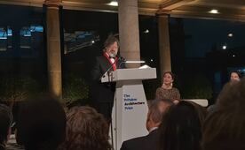 Entre las vistas de Chapultepec y peonias rosas, Smiljam Radić Clarke recibió el Premio Pritzker en Ciudad de México
