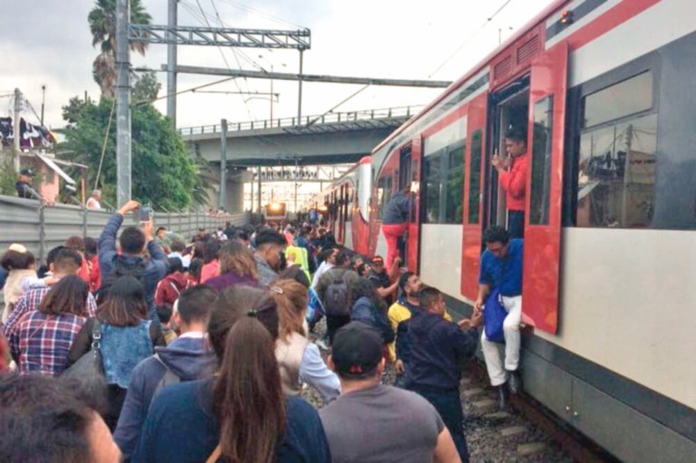 Los usuarios, auxiliados por policías y bomberos municipales, además de militares, fueron cambiados a otro tren para que reanudaran su viaje (TOMADA DE TWITTER)