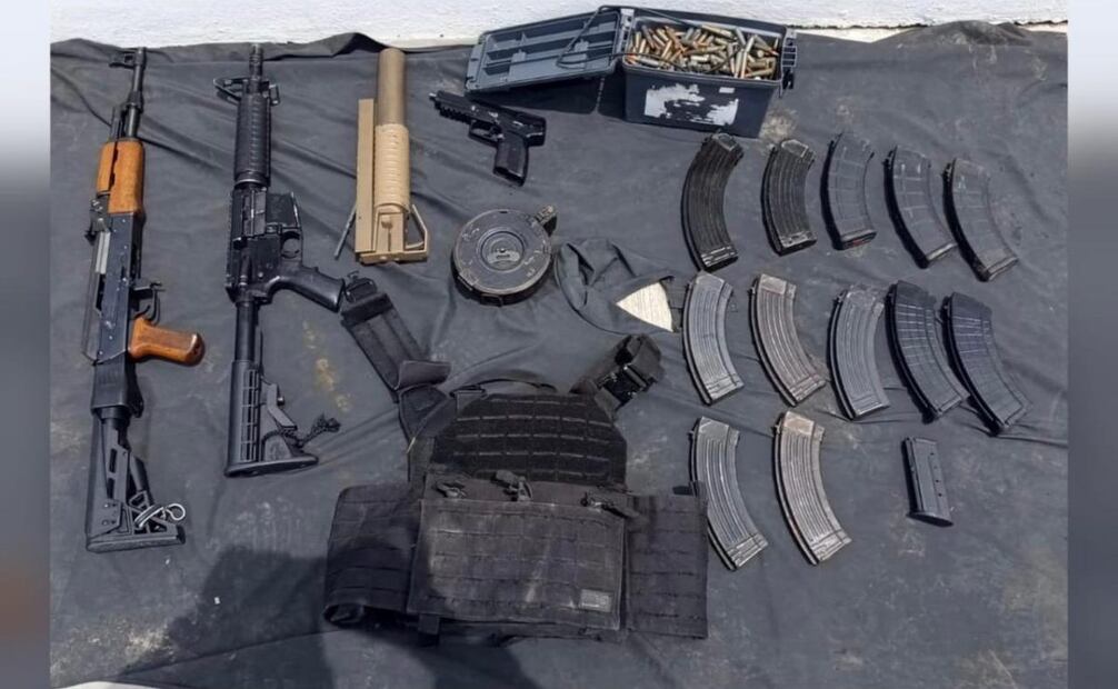 Los detenidos portaban una carabina AR-15, un fusil AK-47, una pistola, un aditamento lanza granadas y trece cargadores, entre otros objetos. Foto: Especial.