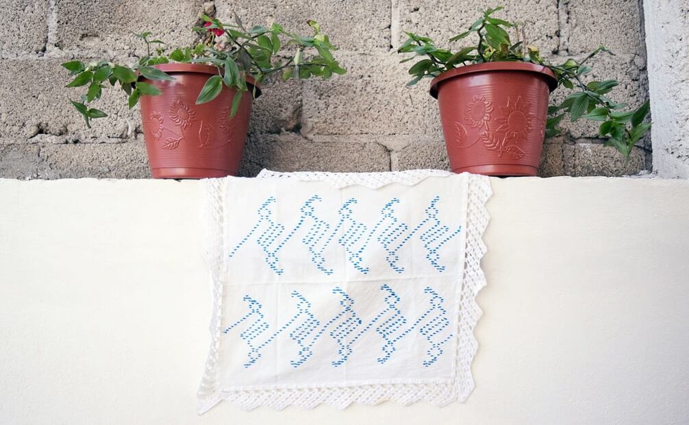 Servilleta con puntada de culebrilla, una técnica que simula la piel de una serpiente; estos bordados no recurren a un diseño pintado. Foto: EL UNIVERSAL.