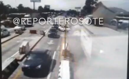 VIDEO. Así fue el momento en que tráiler se impacta en caseta de la autopista México-Puebla
