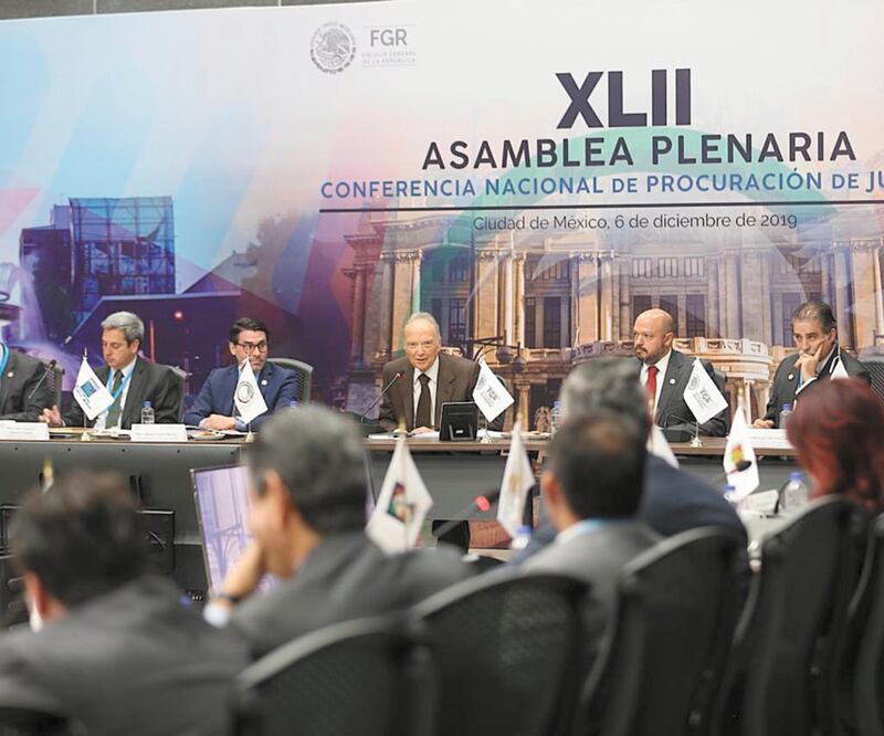 El nuevo sistema estadístico delictivo estará a cargo de la CNPJ, de la que es parte, junto a otros, el titular de la FGR, Alejandro Gertz Manero (centro). Foto: SPECIAL