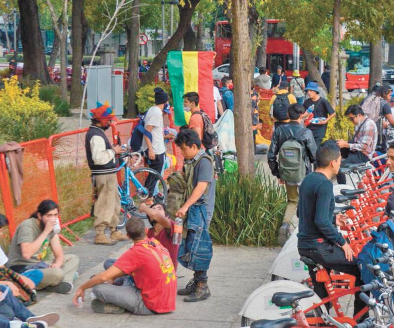 Rara vez las medidas de sana distancia son acatadas por los grupos procannabis que se reúnen afuera del Senado, donde se comercializan pipas y distintos tipos de papel para preparar cigarros. FOTOS: DIEGO SIMÓN. EL UNIVERSAL