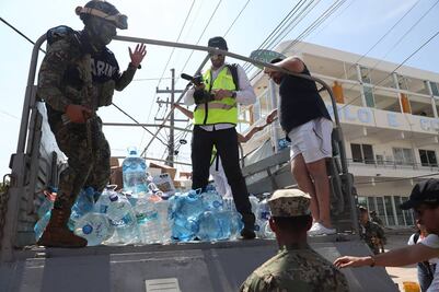 Marina anuncia el cierre de sus centros de acopio habilitados en Acapulco por el paso de "Otis"