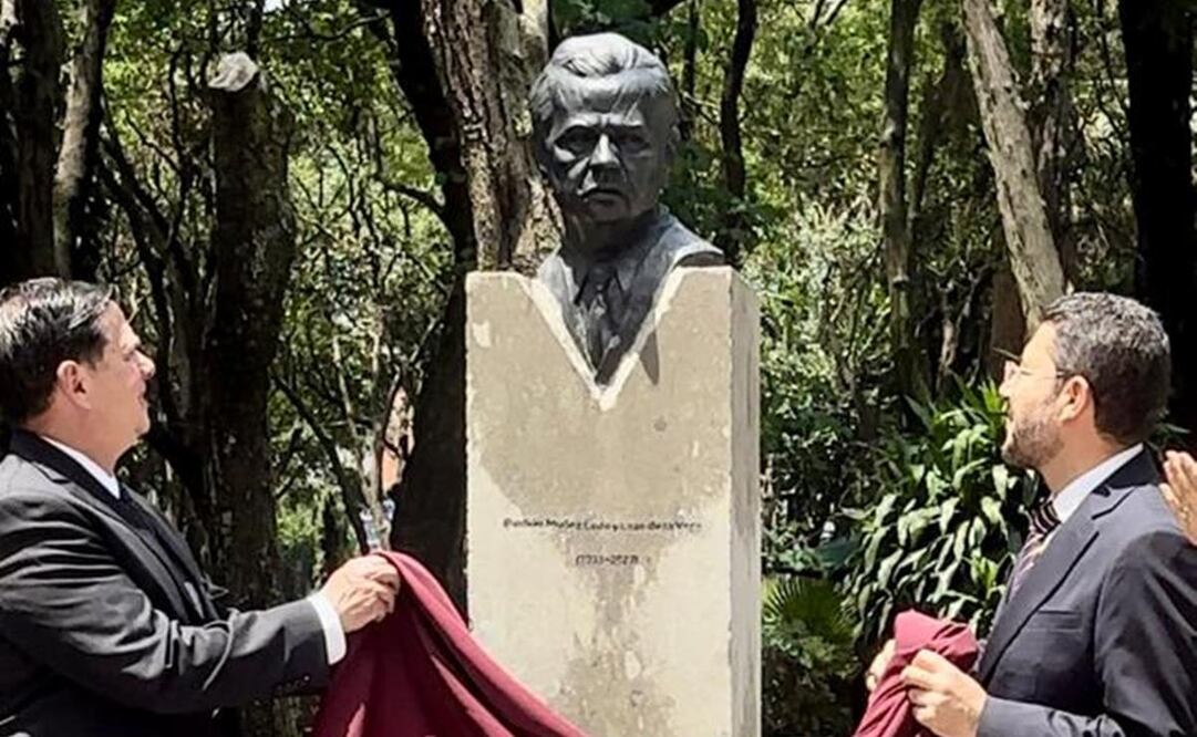 Develan busto de Porfirio Muñoz Ledo. Foto: Twitter @A_Encinas_R