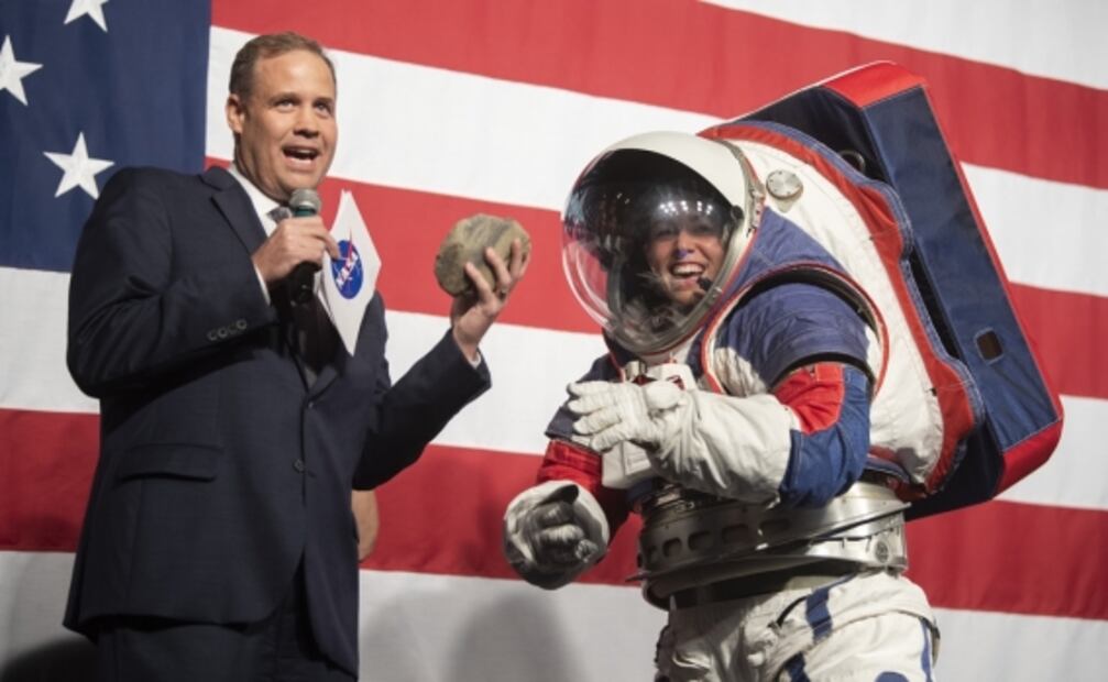NASA presenta sus nuevos trajes espaciales; se usarán para el regreso a la Luna