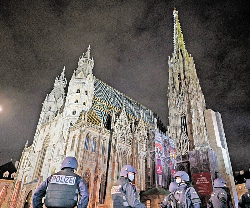Agentes afuera de la Catedral de San Esteban de Viena, un día después del atentado en Austria. HERBERT NEUBAUER. AFP