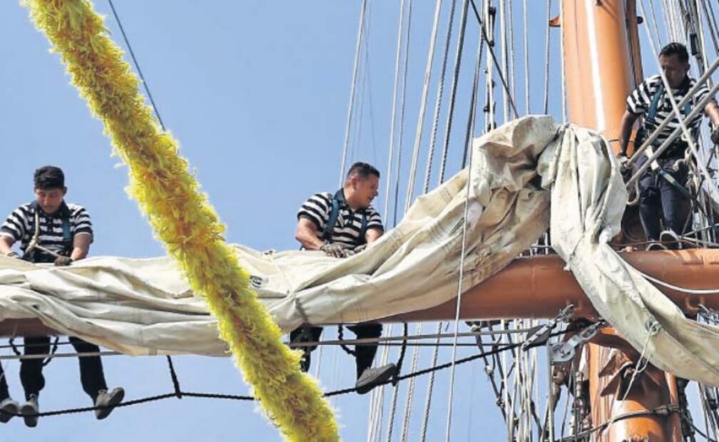 La tripulación del buque
Cuauhtémoc sube por unas cuerdas
anudadas para desplegar las velas a
una altura aproximada de 10 metros. Foto: Berenice Fregoso / EL UNIVERSAL