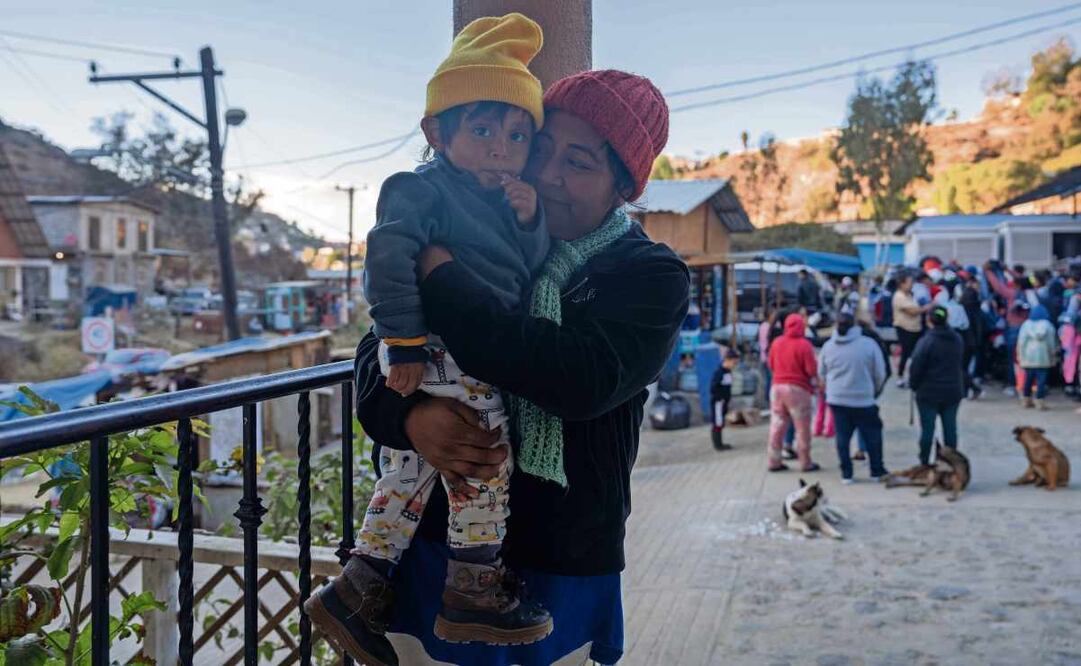 Rafaela y su familia se vieron obligados a huir de Oaxaca porque grupos criminales querían reclutar a su hijo mayor, y este lunes tienen cita para pedir asilo y exponer su caso ante las autoridades migratorias de Estados Unidos. Foto: Aimee Melo / EL UNIVERSAL