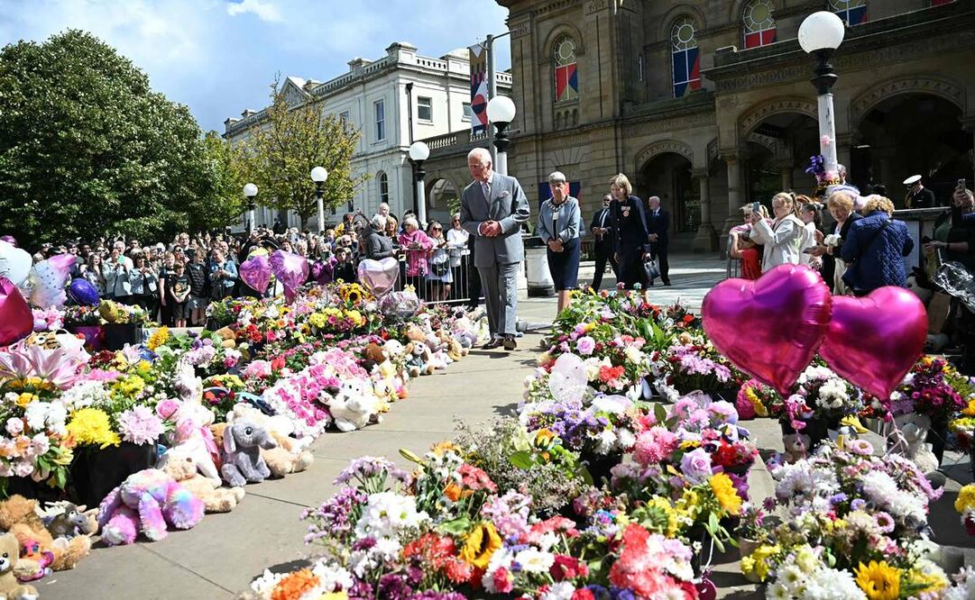 El rey Carlos III de Gran Bretaña reacciona mientras ve los homenajes frente al Ayuntamiento de Southport. Foto: AFP