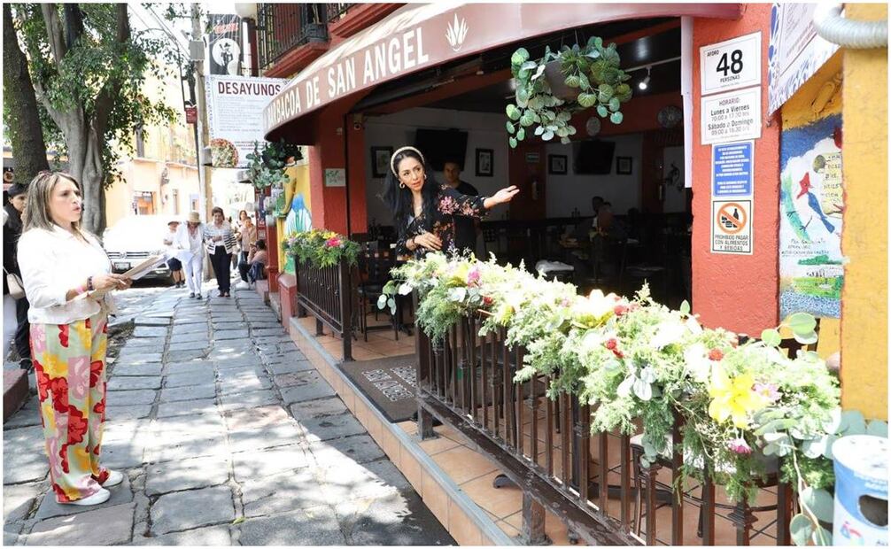 En punto de las 11:00 horas inició un recorrido del jurado por los balcones adornados. Fotos: Especial