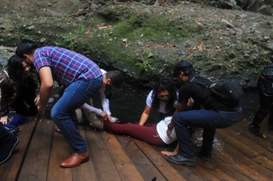 VIDEO: Colapsa puente colgante en Cuernavaca; alcalde, esposa y comitiva resultan heridos