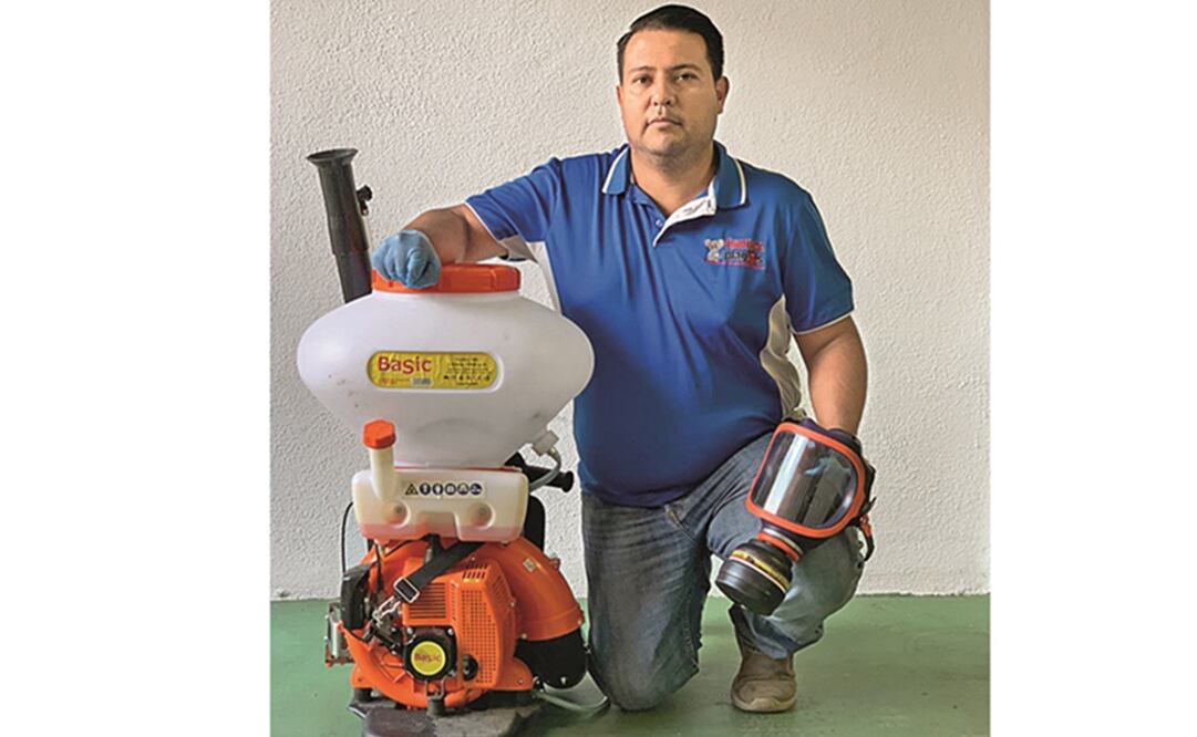 Enrique Alcalá fue de los pocos profesionales que salió diariamente a trabajar para eliminar todo tipo de virus en los lugares donde se le requería. Foto: Cortesía