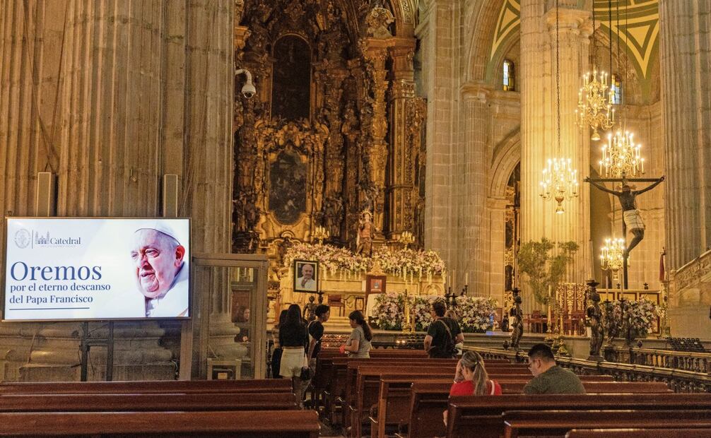 Capitalinos y turistas acudieron a la Catedral Metropolitana de la Ciudad de México a orar luego de conocer la noticia de la muerte del Papa. Foto Hugo Salvador / EL UNIVERSAL