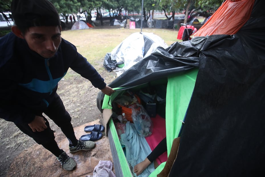Migrantes que proceden de diferentes países sudamericanos acampan en un camellón de la Ciudad de México en la Colonia Tlacamaca en la Alcaldía Gustavo A Madero. Venezuela. Ecuador. Colombia.
FOTO: Francisco Rodríguez/ EL UNIVERSAL/