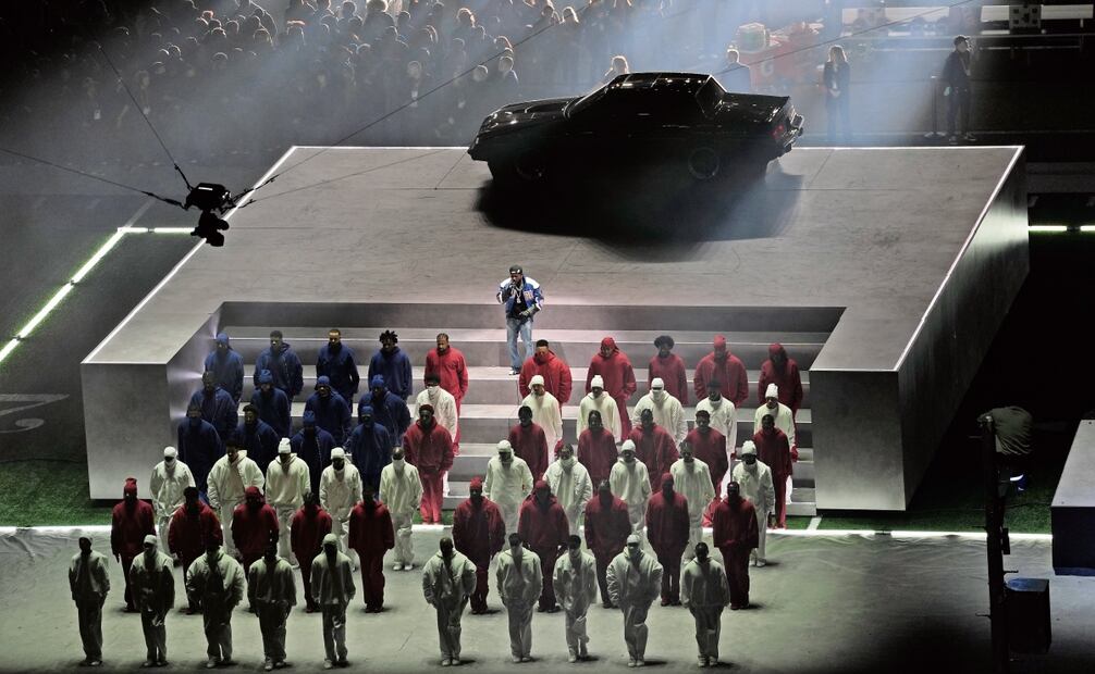 Al principio del concierto, 60 bailarines vestidos de rojo, blanco y azul formaron la bandera de EU. (10/02/2025) Fotos: AP, AFP y EFE