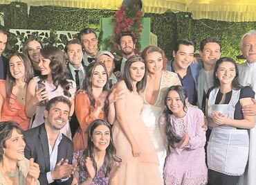 Aracely Arámbula toma terapias de risa