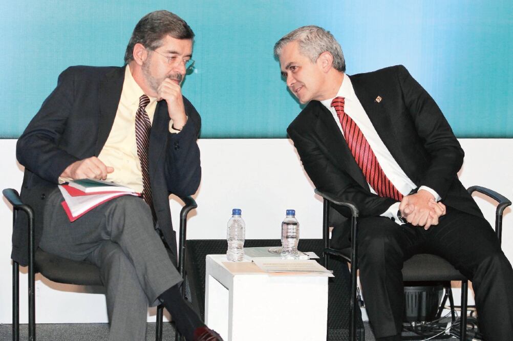 Juan Ramón de la Fuente y Miguel Mancera, en la presentación del libro Del Salario Mínimo al Salario Digno (AGUSTÍN SALINAS. EL UNIVERSAL)