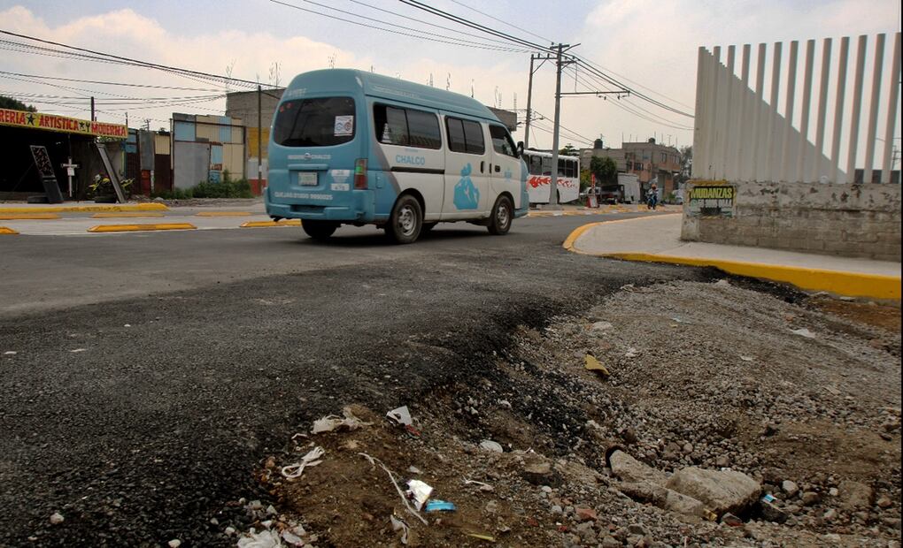A un año de las inundaciones en Chalco, las calles se encuentran con las marcas de la nueva tubería y siguen pendiente la pavimentación de calles; aunque por donde pasa la nueva ruta del Trolebús la avenida luce totalmente remodelada. Foto: Darío Luna/EL UNIVERSAL