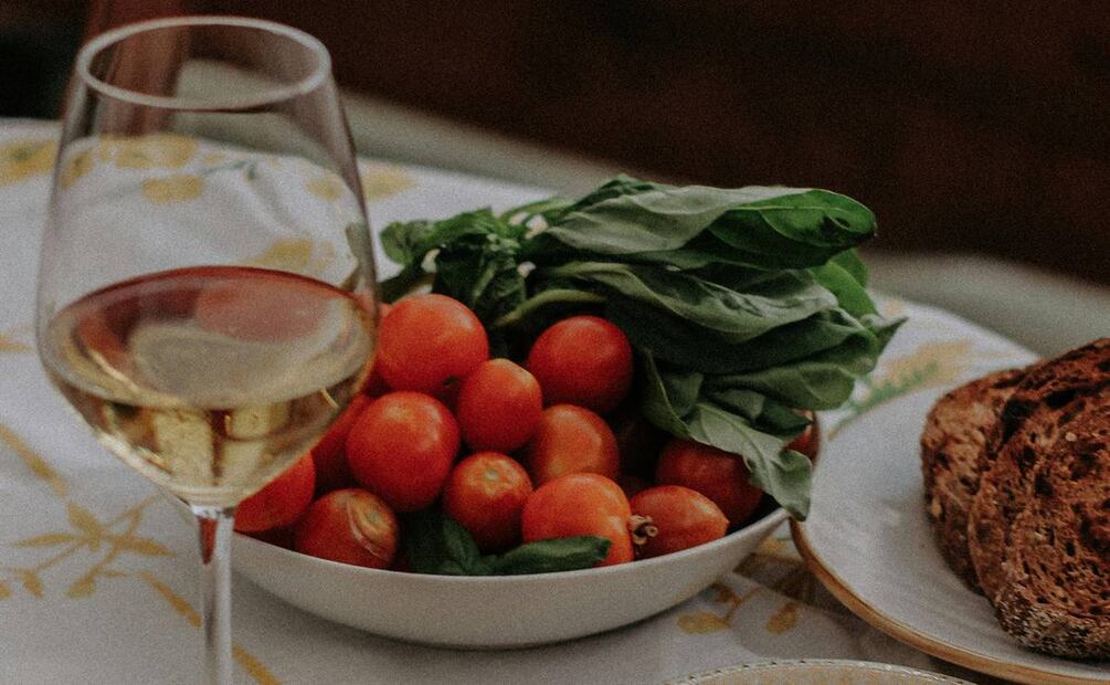 Vegetales y vino. Foto: Nati / Pexels
