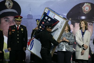 Bono de $2 mil a polis y tarjeta de descuento