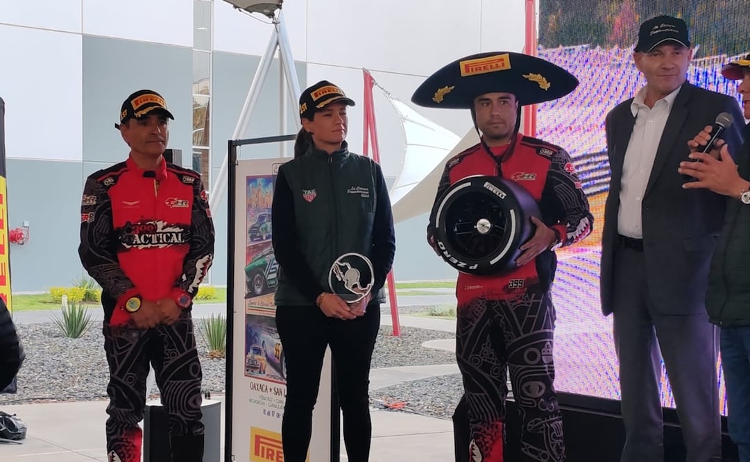 Ricardo Cordero recibe la llanta por ser el más rápido de la Qualy de la Carrera Panamericana 2024 FOTO: OSCAR TORRES - EL UNIVERSAL