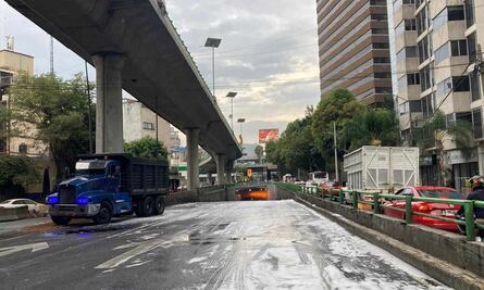 Van más de 15 horas de cierre por volcadura en Periférico; Ejército resguarda la zona