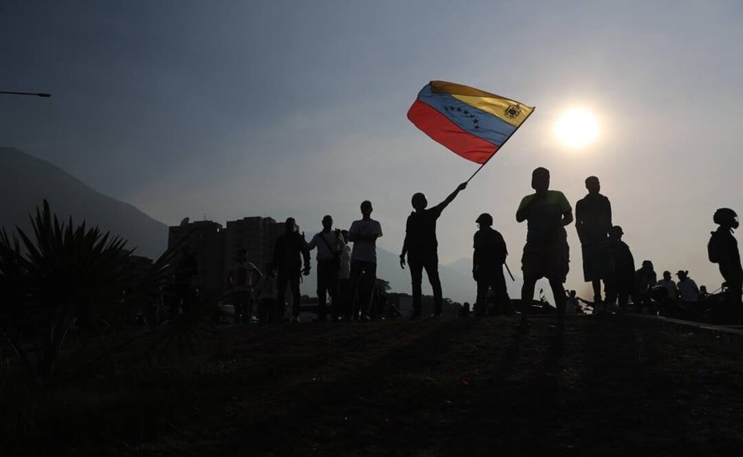 Simpatizantes del presidente de la Asamblea Nacional, Juan Guaidó, se manifiestan este martes, en Caracas (Venezuela). (Foto: EFE)