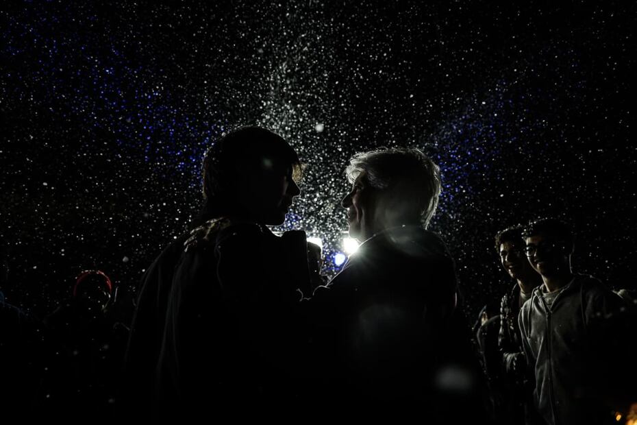 La Plaza de la Constitución se convirtió en una gran Villa Navideña con la colocación de un Nacimiento y tres árboles de Navidad monumentales, un túnel de luces de 150 metros de longitud y una zona desde donde cae nieve artificial. (Foto: Gabriel Pano/ EL UNIVERSAL)